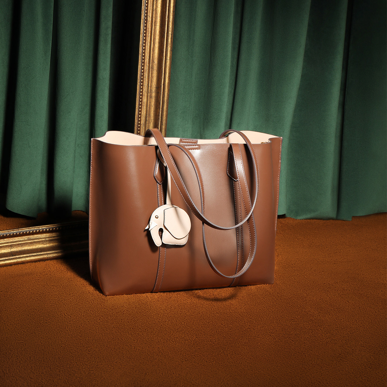 百丽时尚简约托特包女2021冬新商场同款大气亮面女士包袋