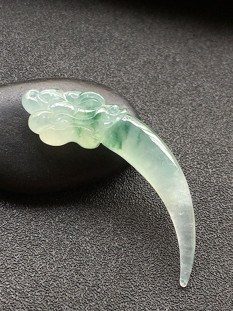 龙牙翡翠冰种飘绿吊坠特色货老坑种高档冰透颈饰