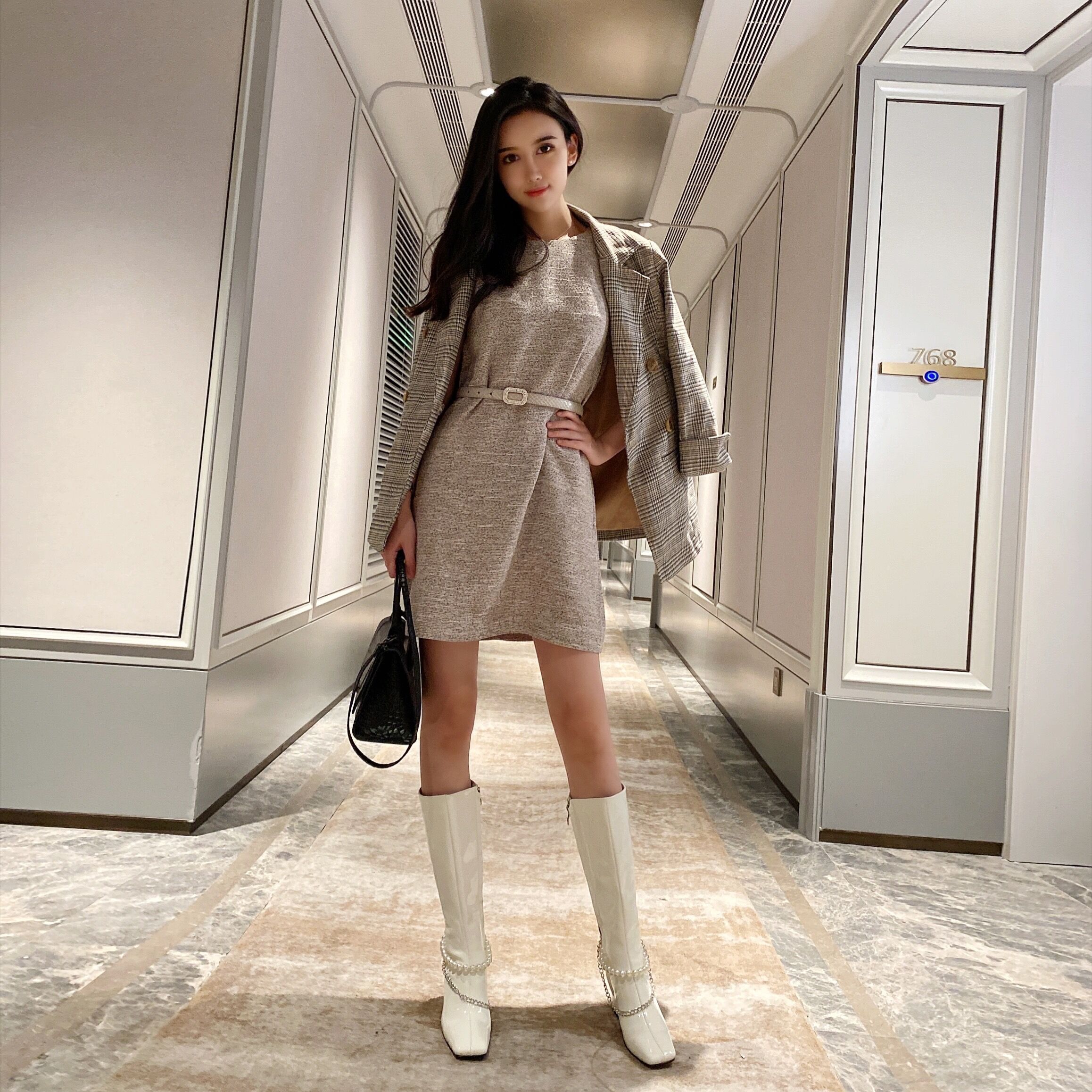 白色靴子子女秋冬新款漆皮长靴高跟粗跟方珍珠时装靴