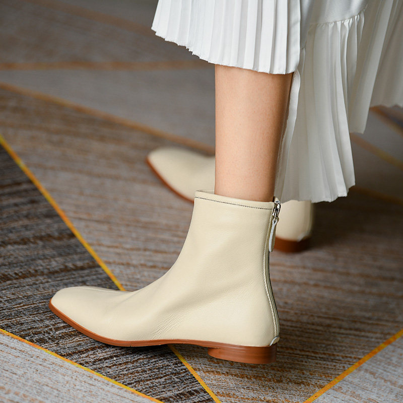 第一街米白白色短靴平底靴子2020新款软皮女靴时装靴