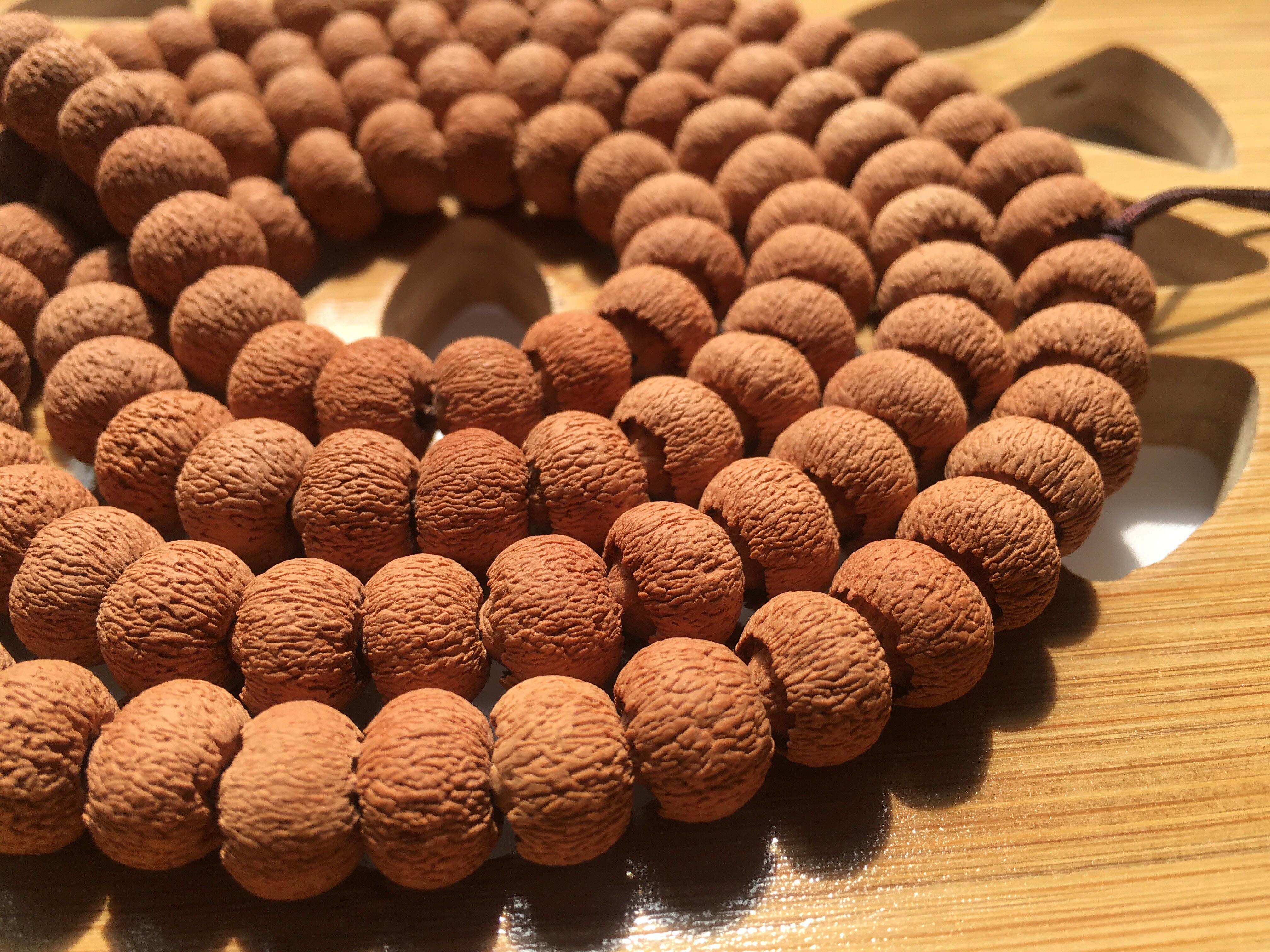 尼泊尔野生苹果圆磨盘莲花菩提子108颗佛珠手串凤眼原籽琥珀木