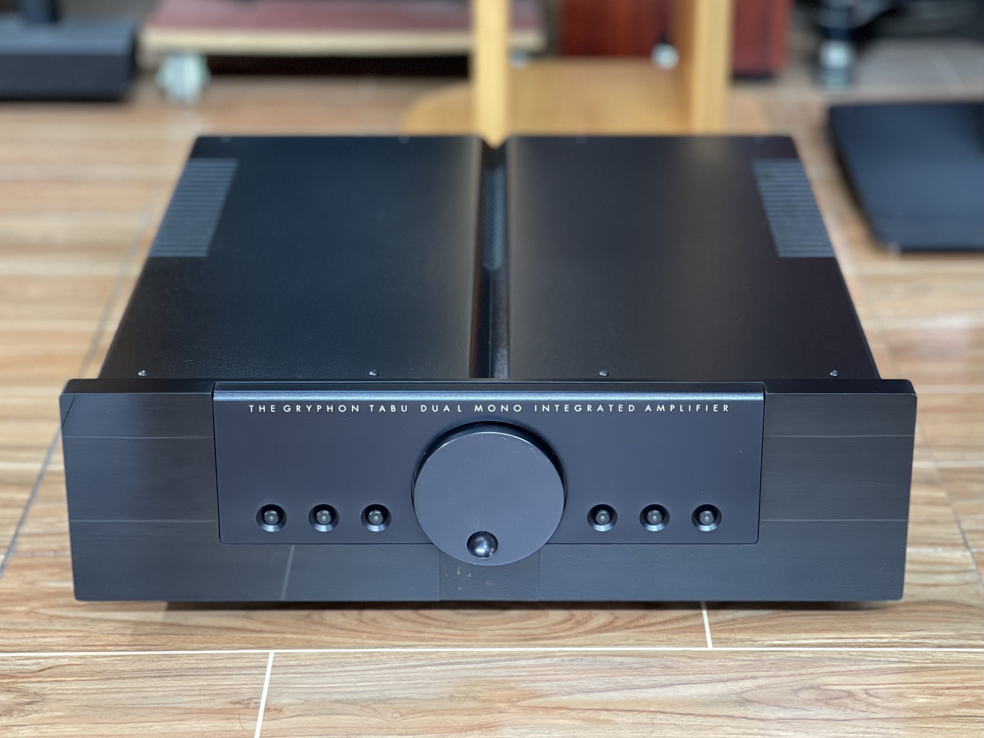 丹麦gryphon贵丰tabu发烧功放机使用8个功率变压器功放