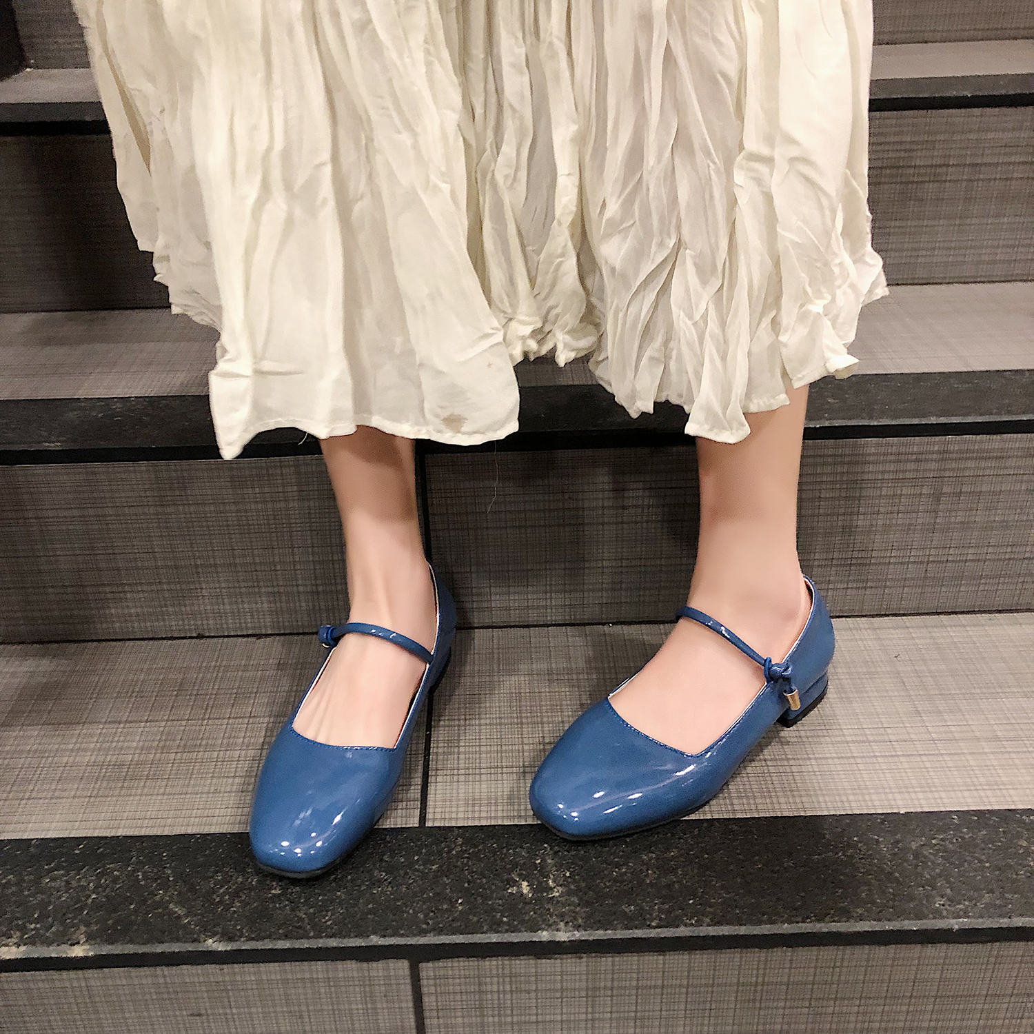 南在南方女鞋2019春季新款圆头浅口漆皮亮面一字带套脚平底单鞋女