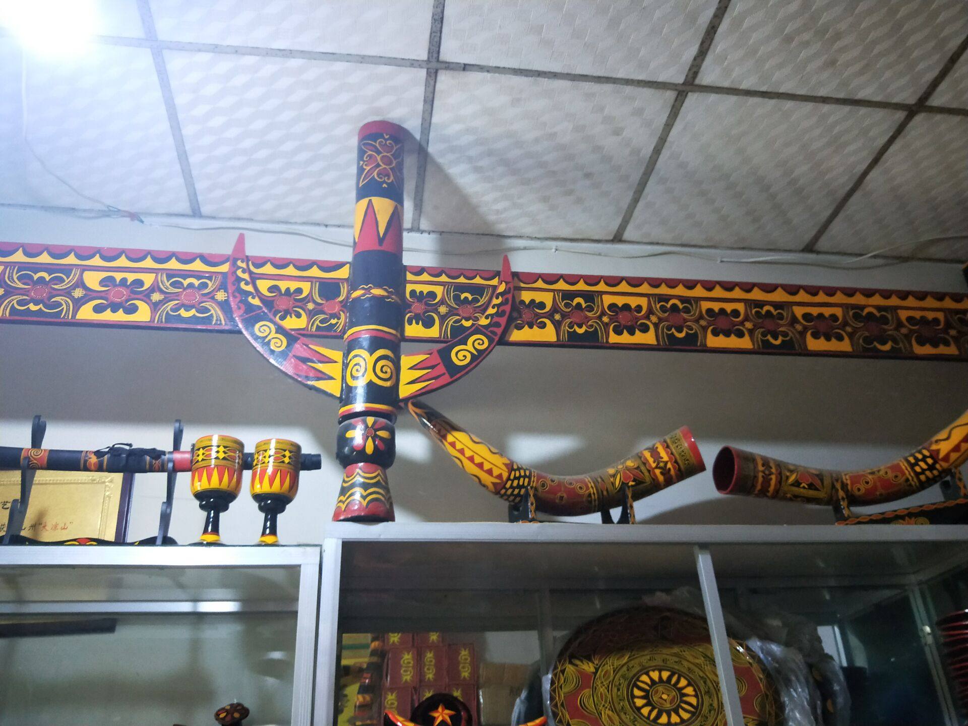 承接彝族装修特色风格酒店餐厅实木装饰手工木版画