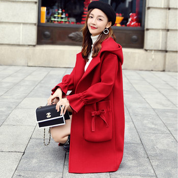 ເສື້ອຢືດຂົນສັດສີແດງ 2023 ເສື້ອຍືດຍາວກາງຂອງແມ່ຍິງໃຫມ່ຂອງເກົາຫຼີແບບວ່າງ woolen haute couture ເສື້ອຄຸມລະດູຫນາວທີ່ມີກິ່ນຫອມຂະຫນາດນ້ອຍ