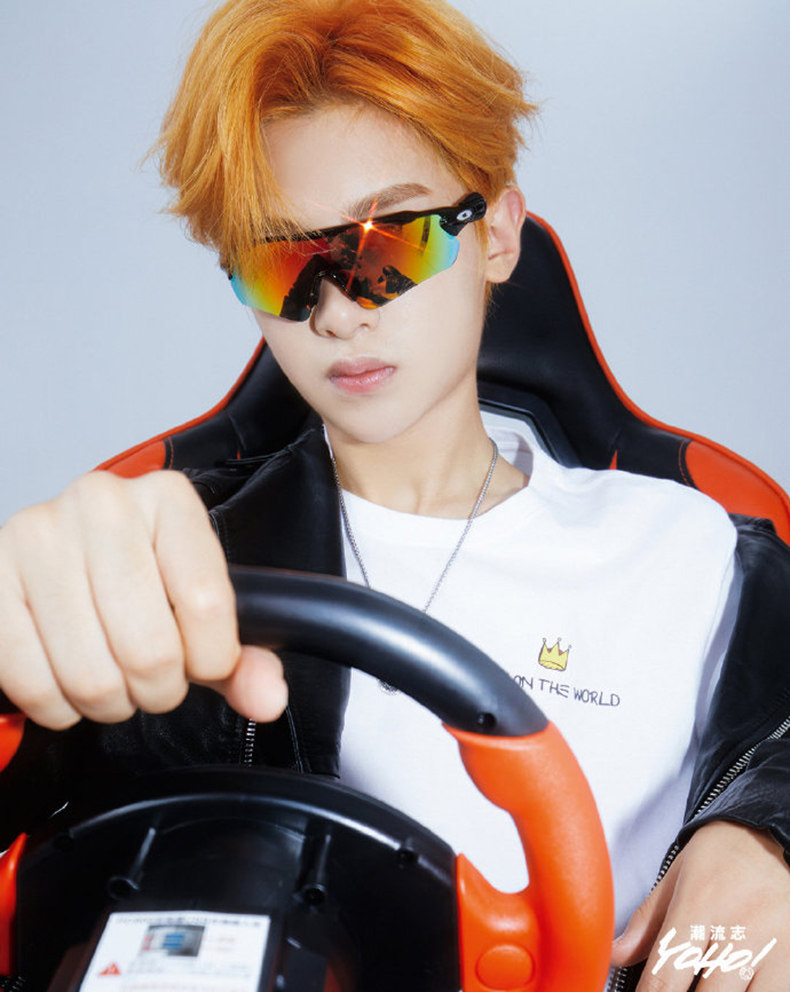 justin黄明昊 官方授权店 计入官网销量【黄明昊封 赠封面同款巨幅