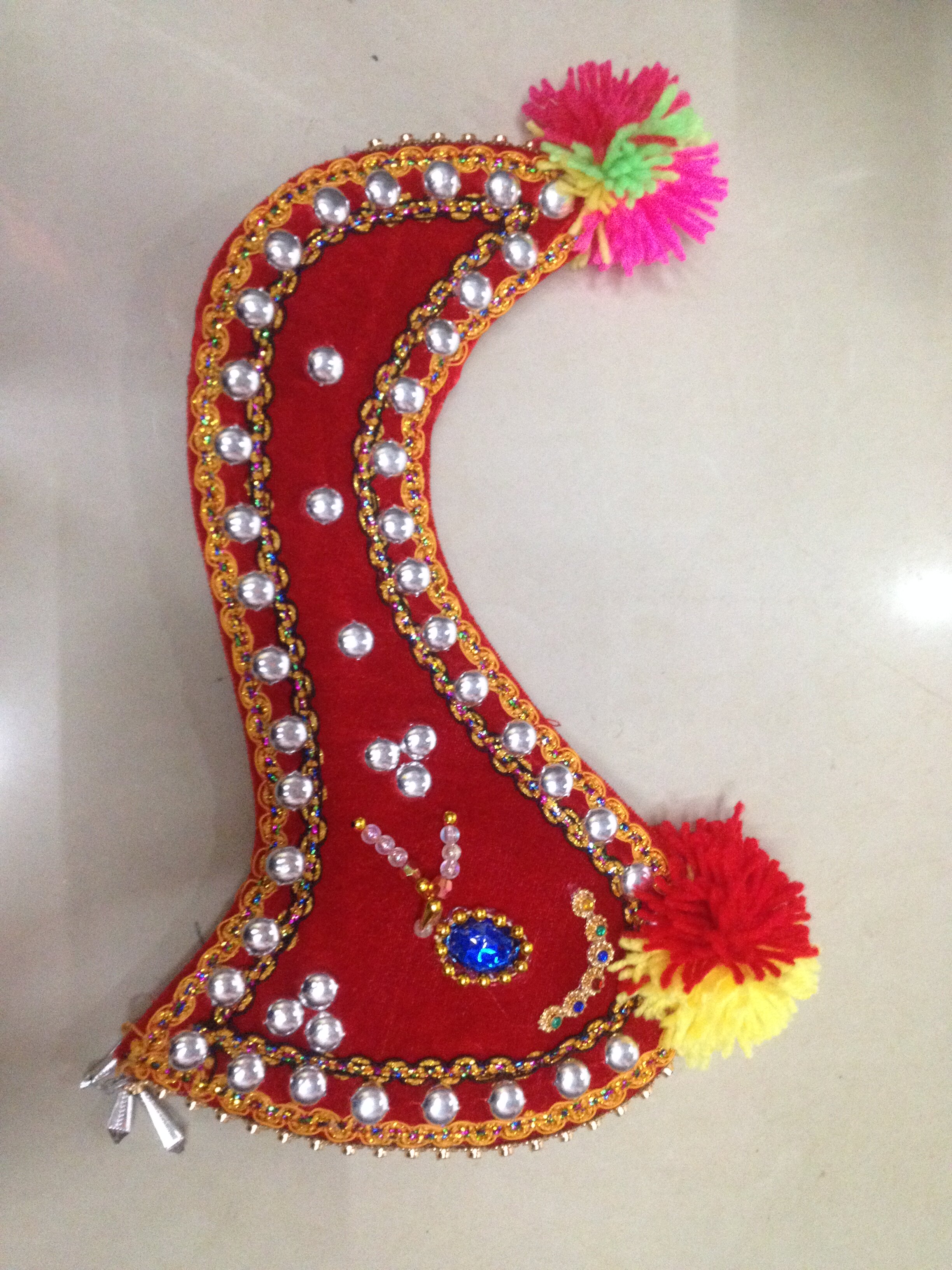 彝族彩云云南帽子鸡冠公鸡烟盒少数民族生活演出帽子