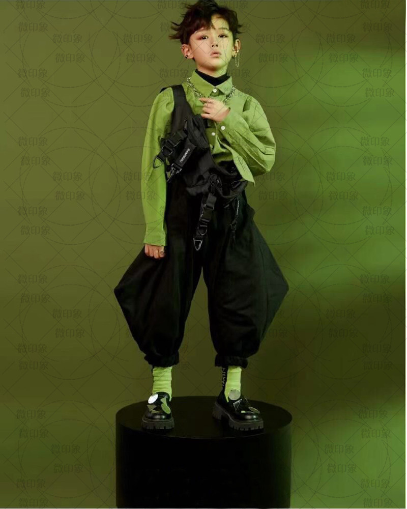 影楼新款模卡潮童男孩帅气写真艺术照冬季走秀舞台表演出主题服装