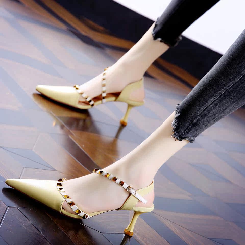 21年夏季新款一字搭扣少女铆钉包头凉鞋中跟时装凉鞋