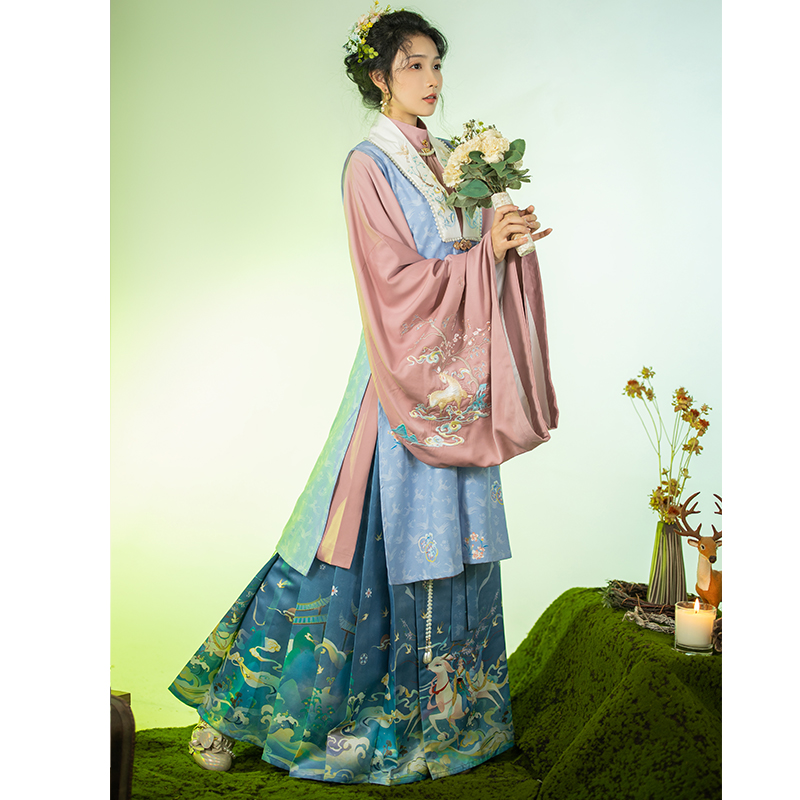 萤火虫原创汉服女踏仙行明制立领比甲马面套装汉服