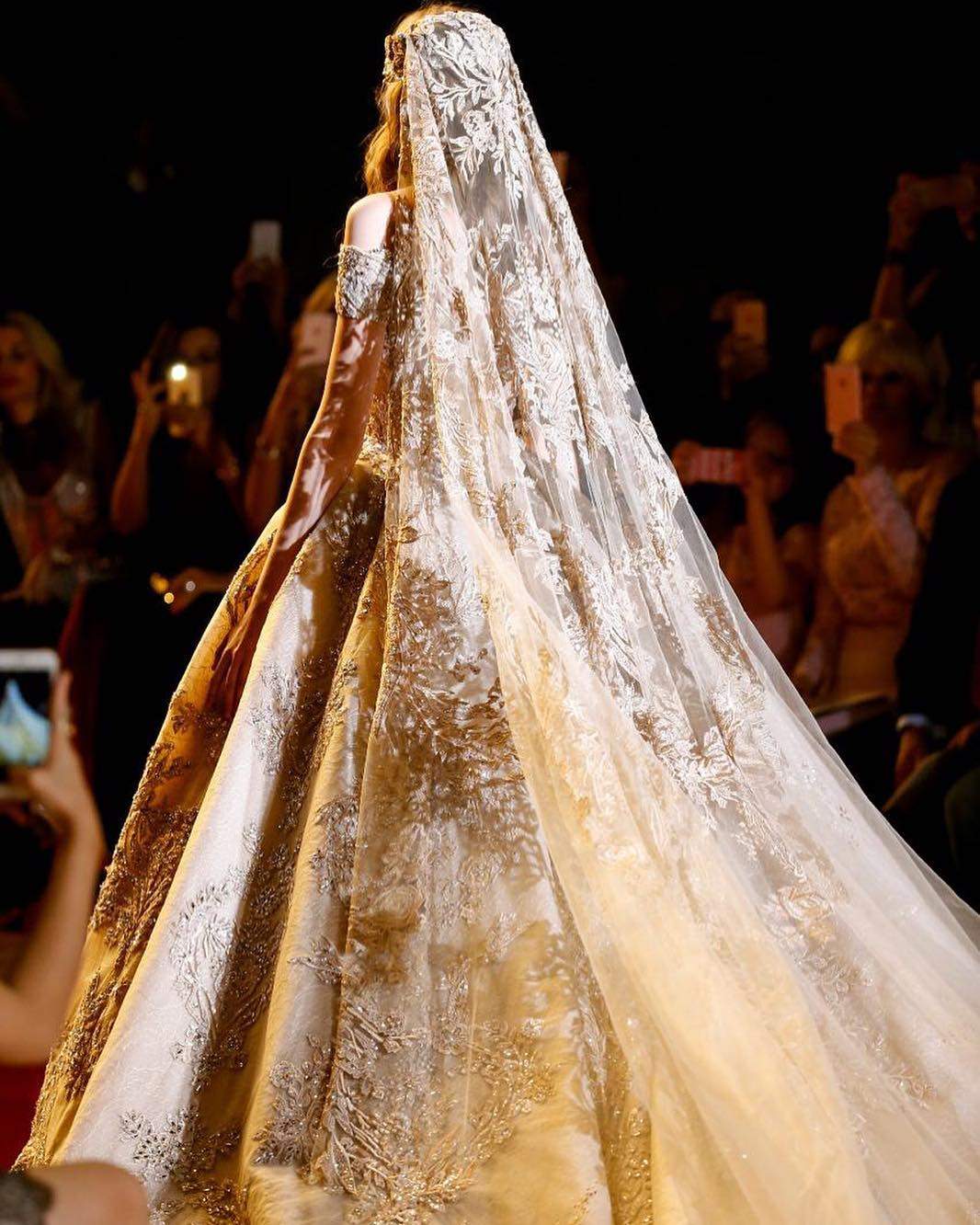 zuhair murad 香槟色婚纱走秀压轴新娘一字肩显瘦刺绣长拖尾主纱