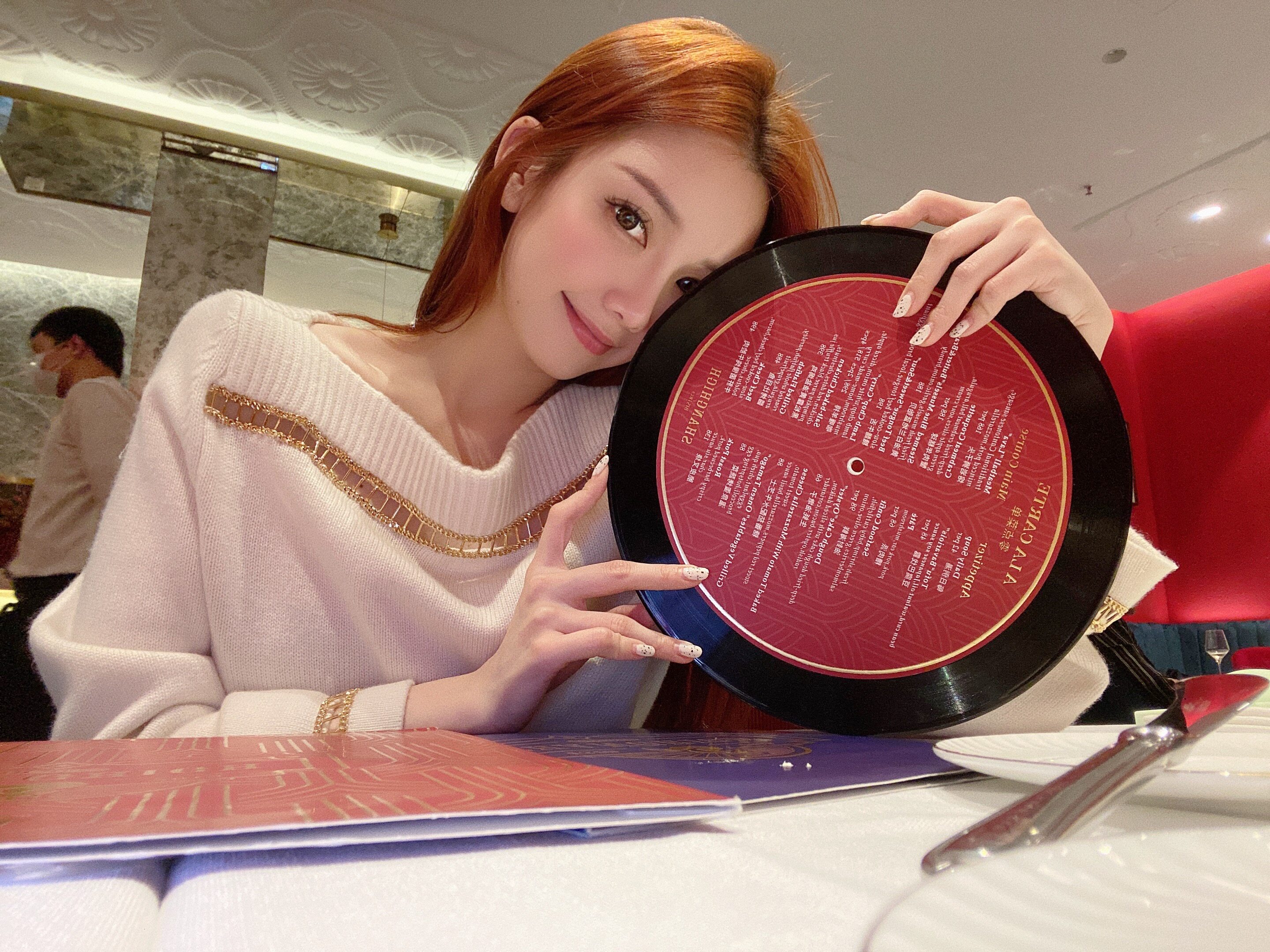 zy喜哥属于秋季温柔白色金属镂空一字羊毛毛衣