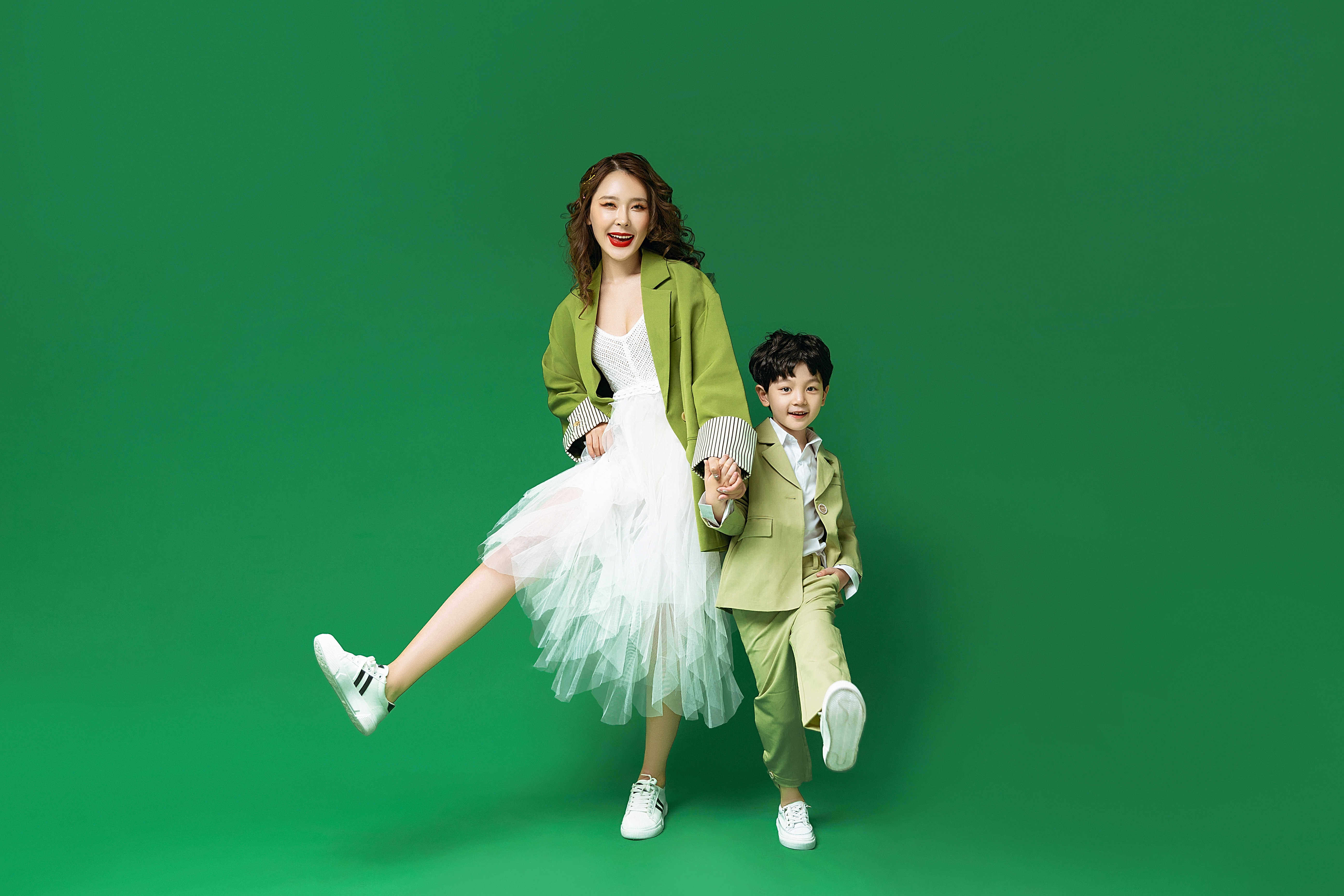 摄影2021年高端全家福四口一家新款服装拍照亲子装亲子装