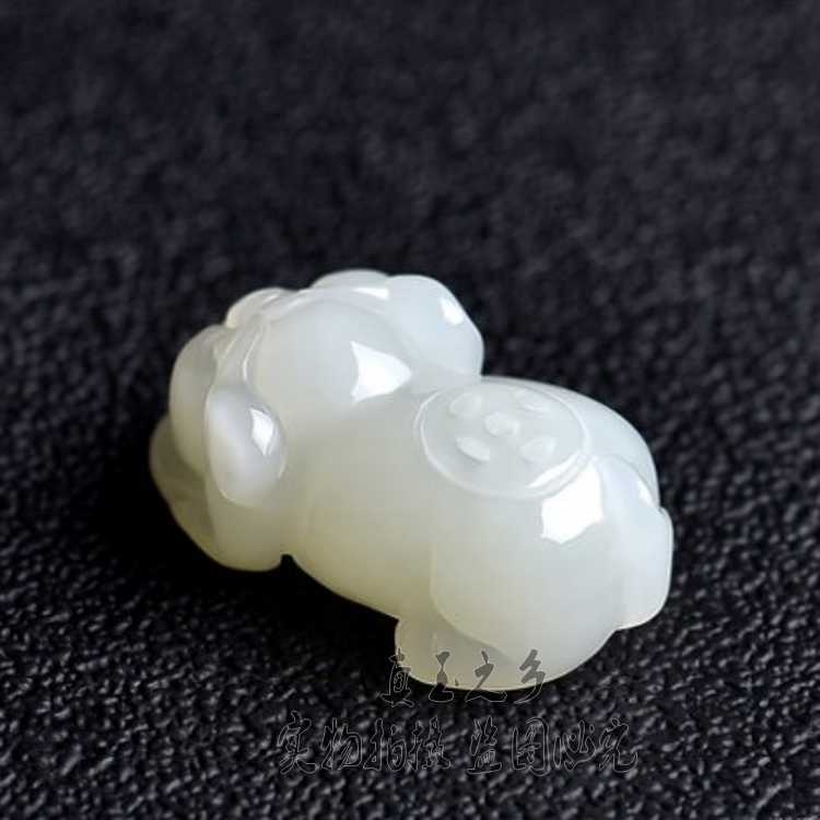 天然和田玉猪吊坠白玉生肖猪立体猪项坠玉猪挂件旺运发财猪玉吊坠
