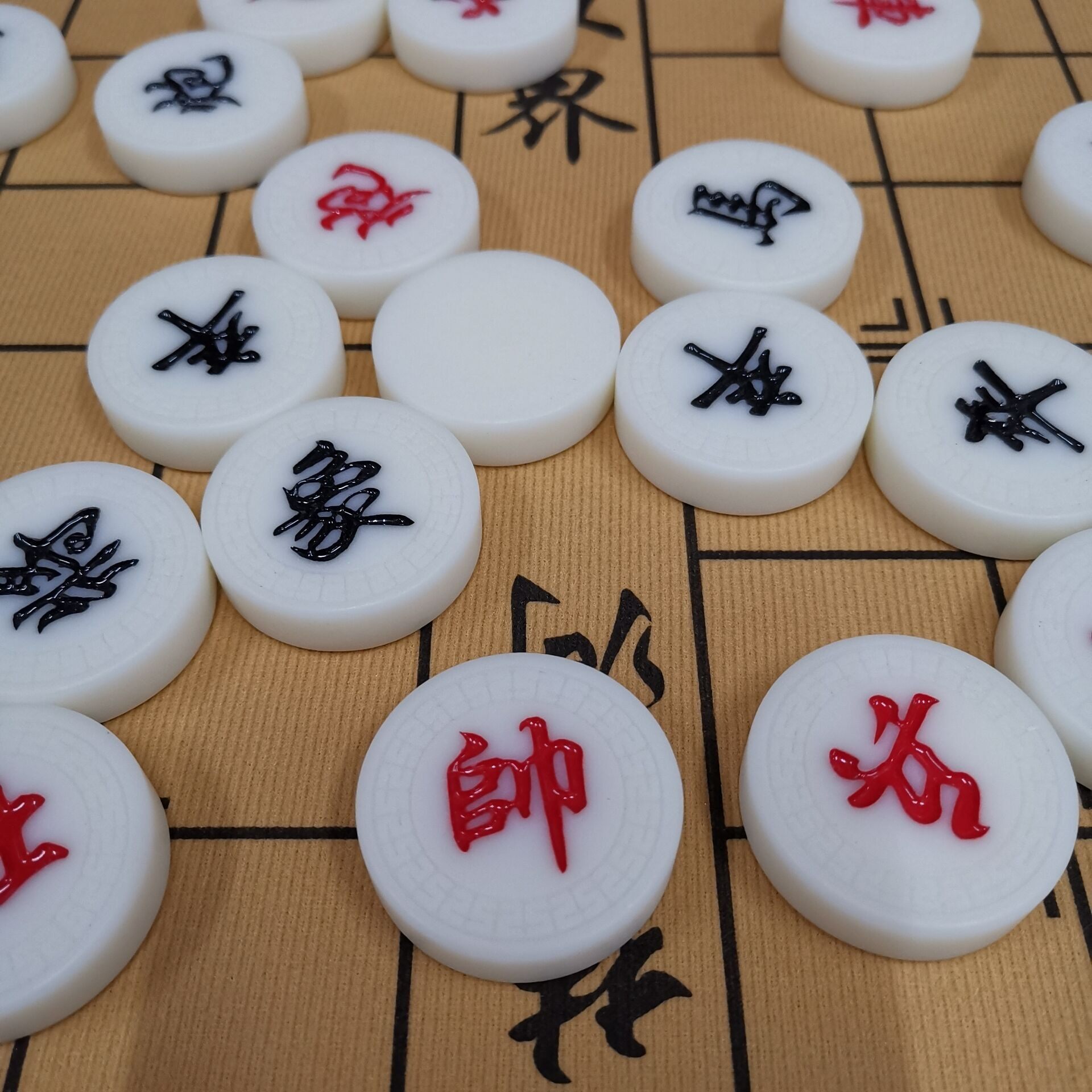 中国象棋套装皮革象棋棋盘塑料棋子学生成人老人中国象棋