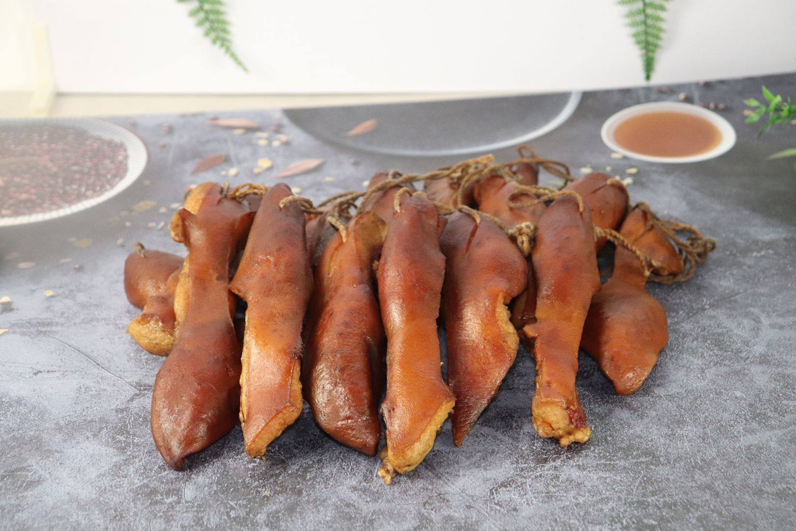 腊猪下巴腊肉特产农家味道烟熏猪头拱嘴五花腌肉