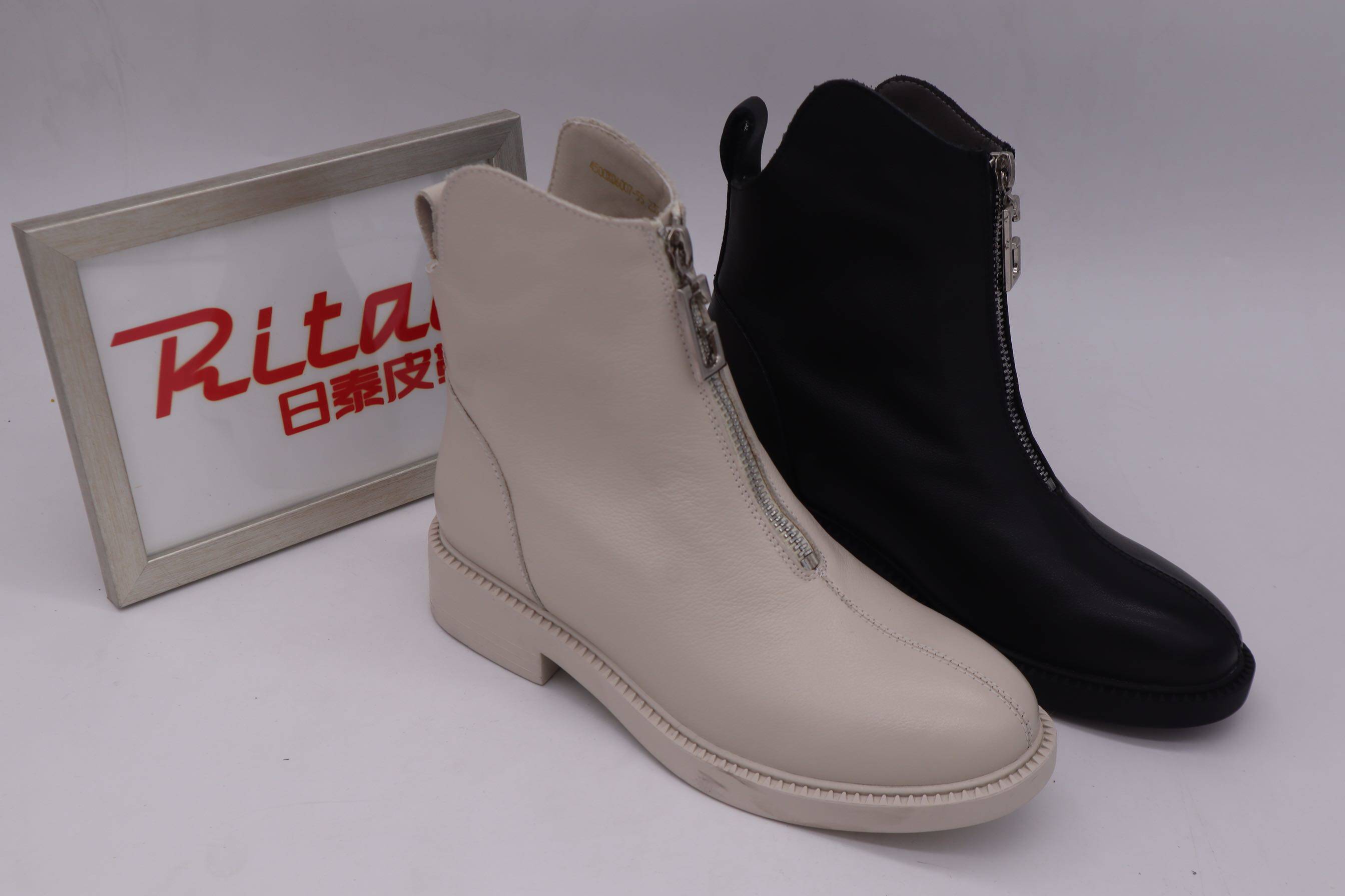 日泰女鞋2020新款真皮休闲平底马丁高帮春秋时装靴