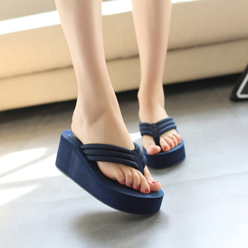 夏季人字拖女士防滑橡胶底坡跟厚底沙滩鞋松糕高跟夹脚拖凉拖鞋女