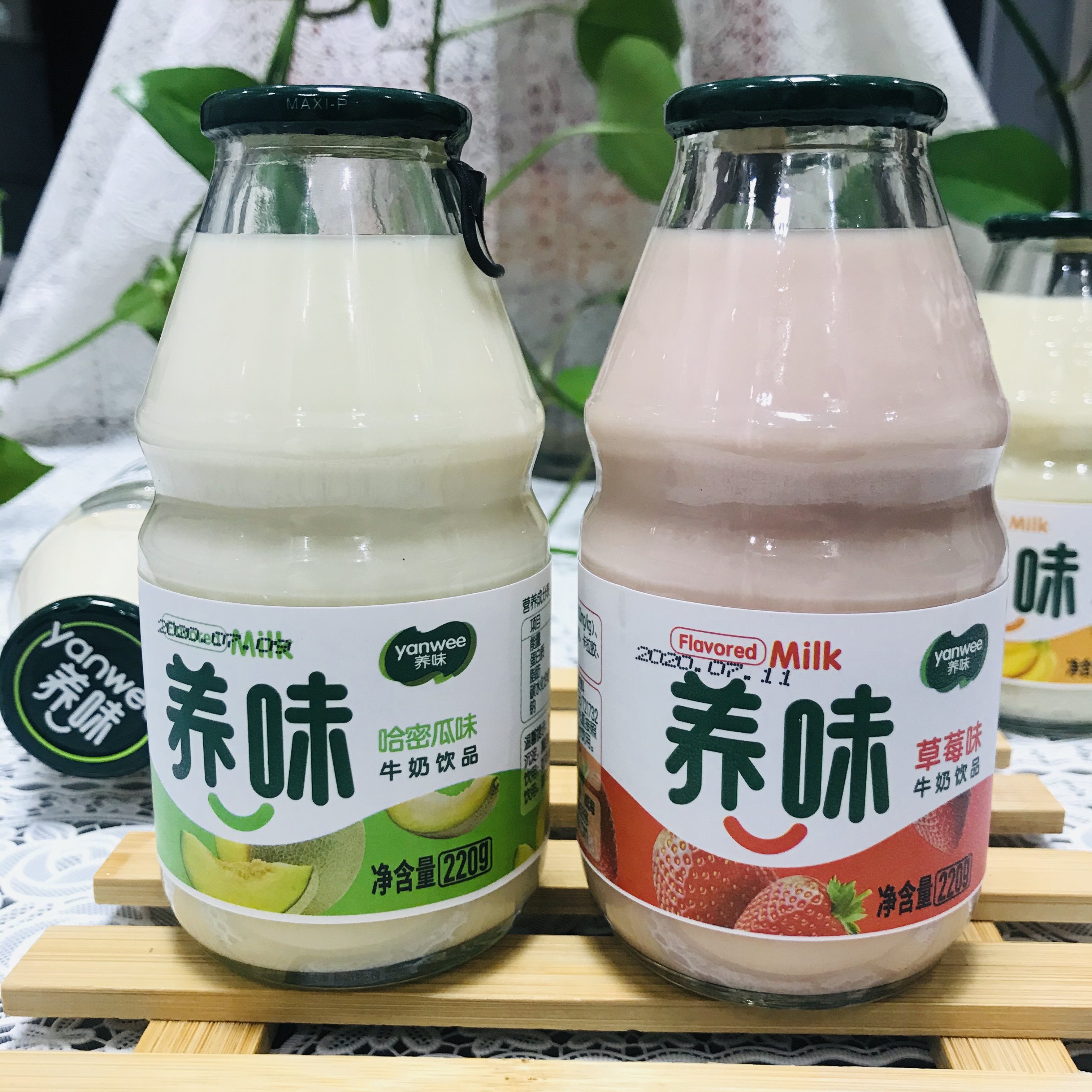 果味牛乳饮料网红养味草莓牛奶学生早餐风味含乳饮料