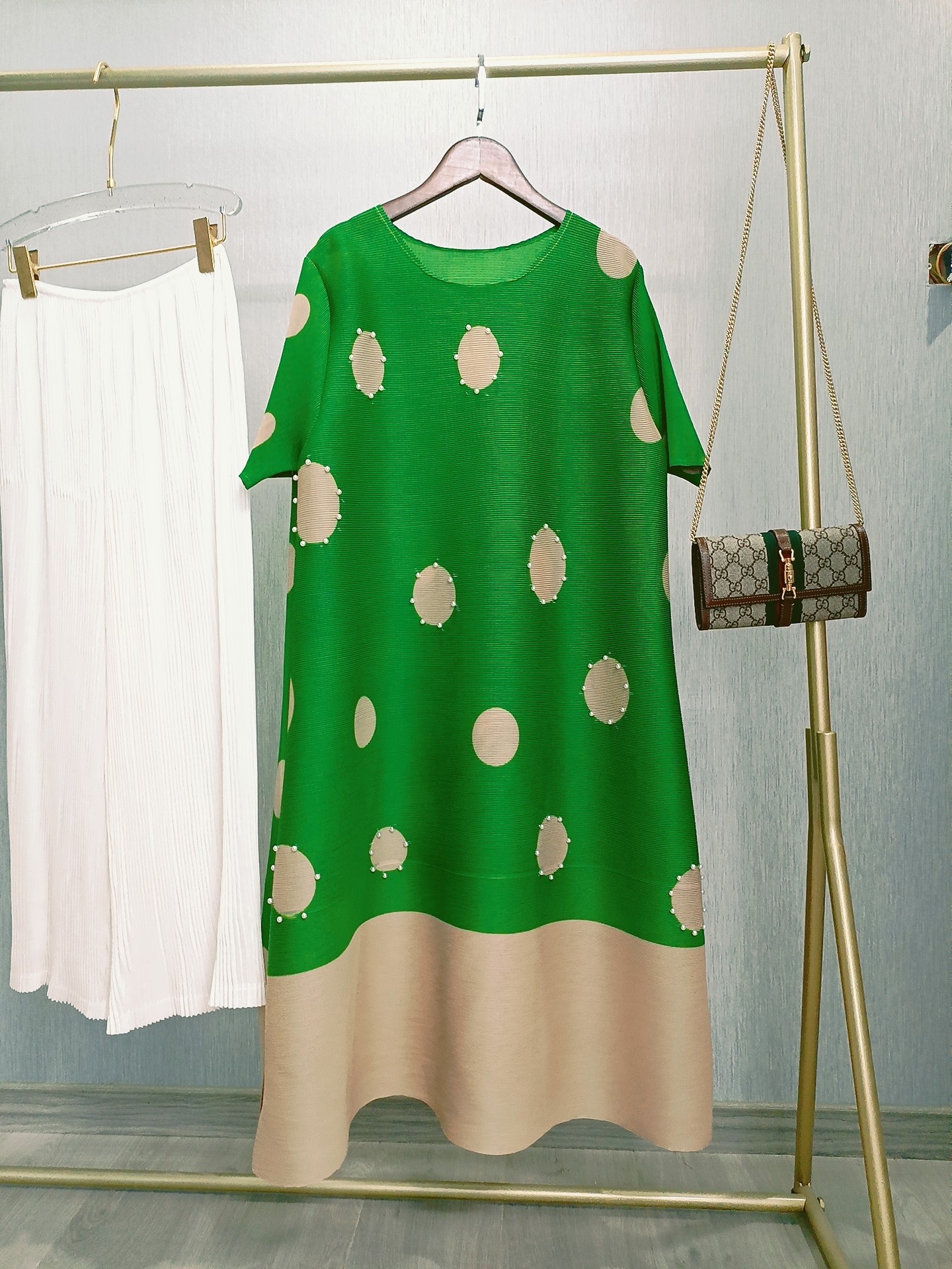 大码三宅褶皱2021年新款短信绿色波点钉珠圆领女装连衣裙