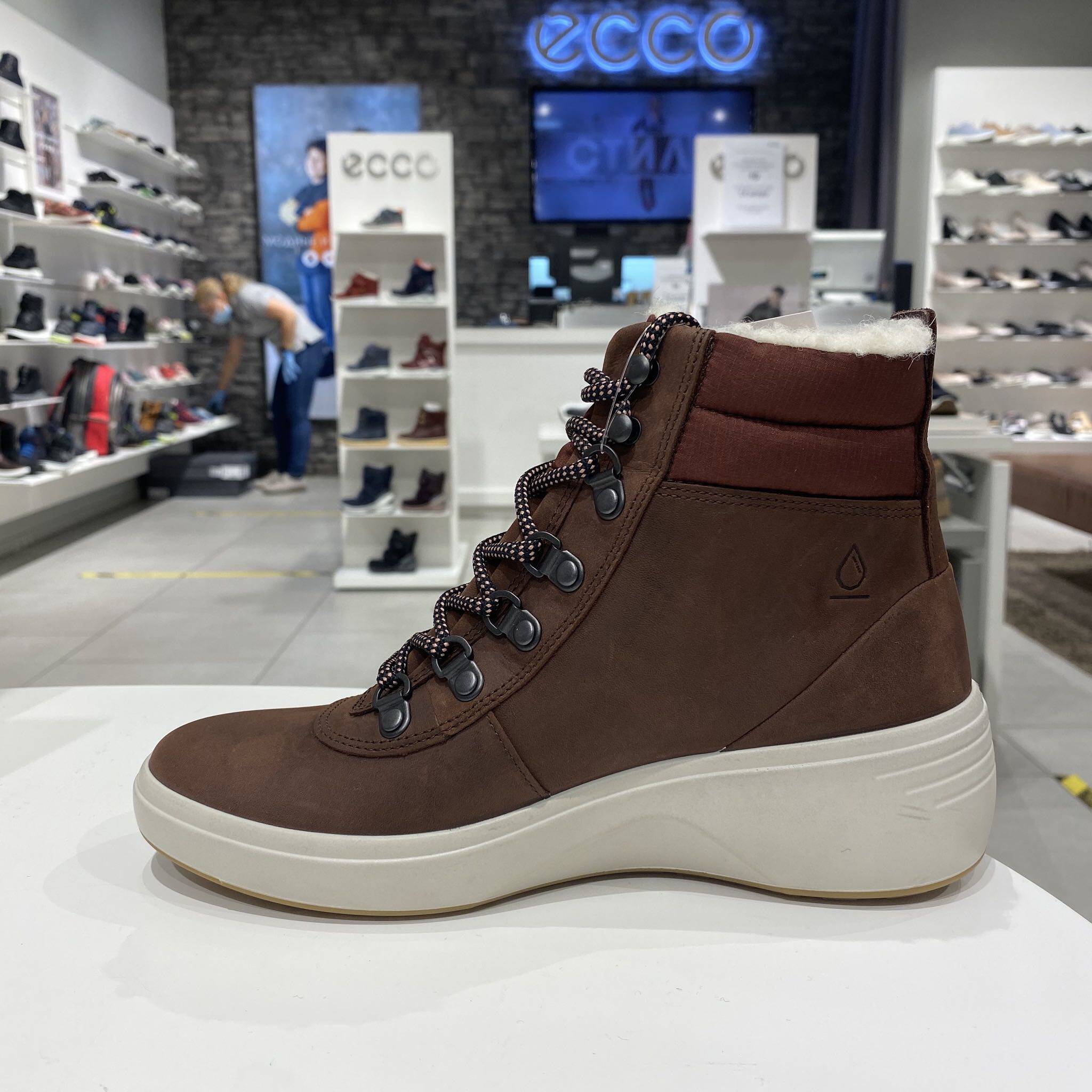 俄小姐ecco爱步女士2020秋新款加绒保暖厚底高帮羊绒短靴420803