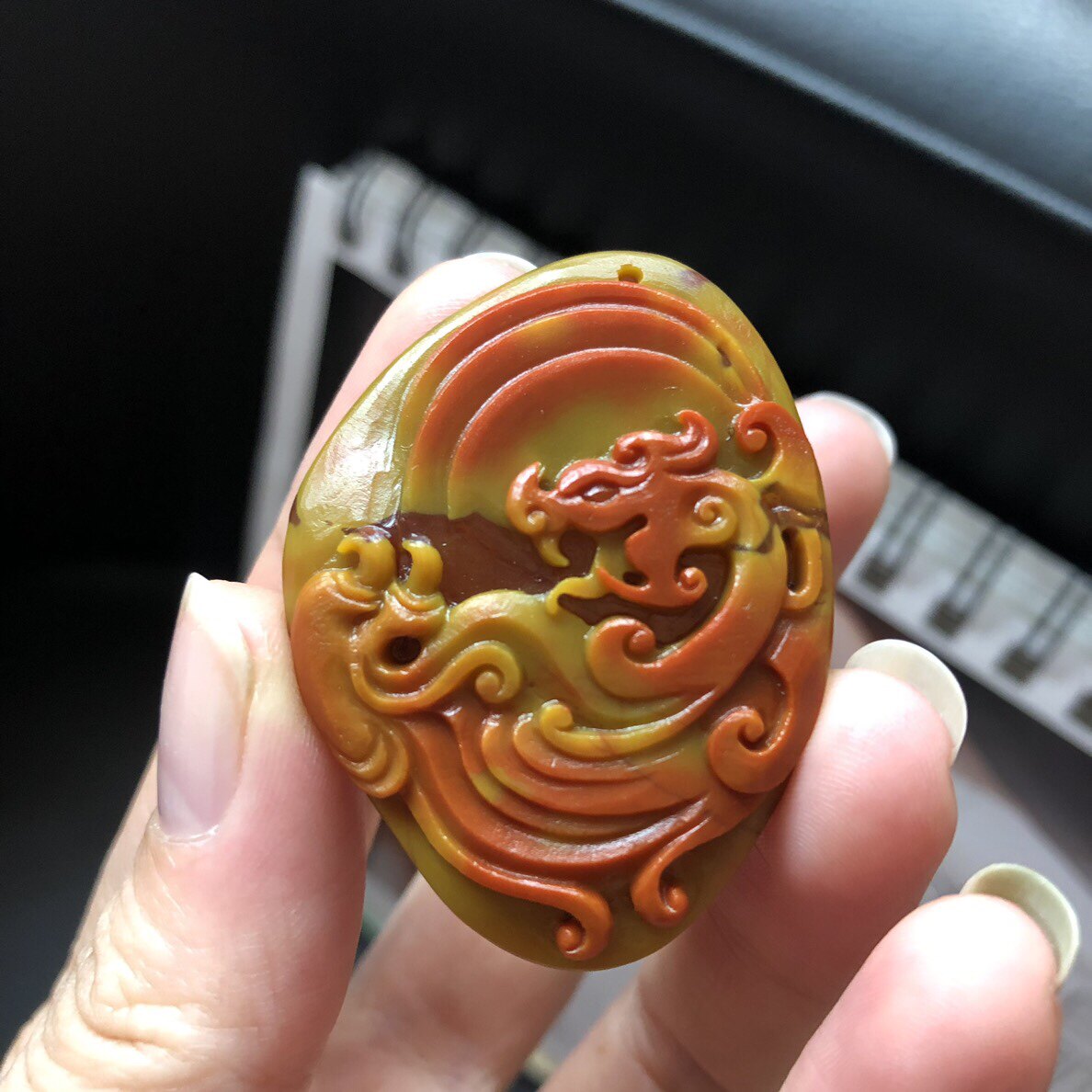 天然战国红雕刻防古龙 很有古韵味 颜色混合得很好 无裂(哑光)