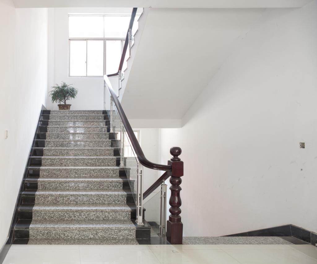 工装工厂房办公楼家装pvc不锈钢化玻璃实木楼梯扶手栏杆上门安装