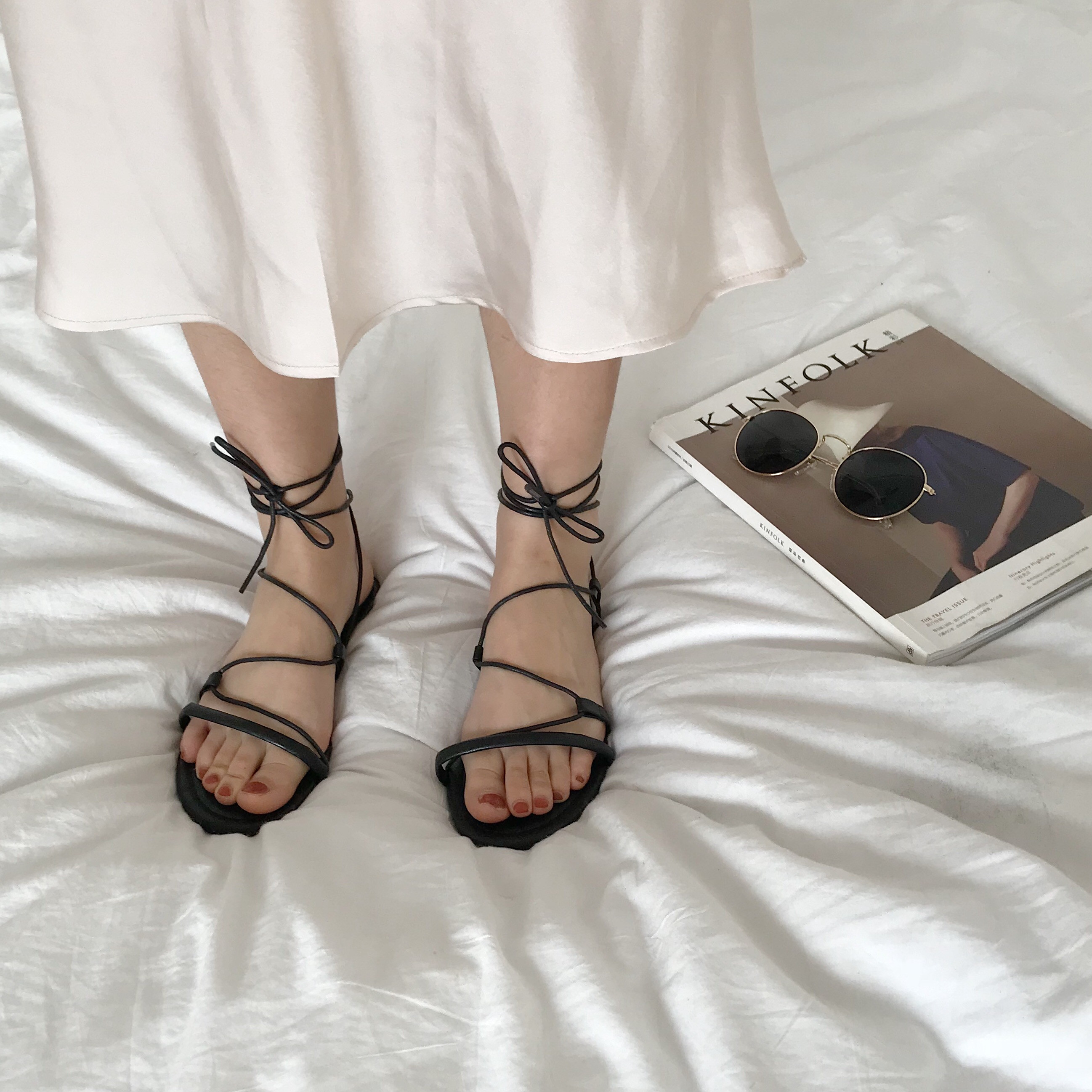 韩版时尚百搭交叉绑带一字型露趾平底凉鞋女学生夏季罗马鞋沙滩鞋