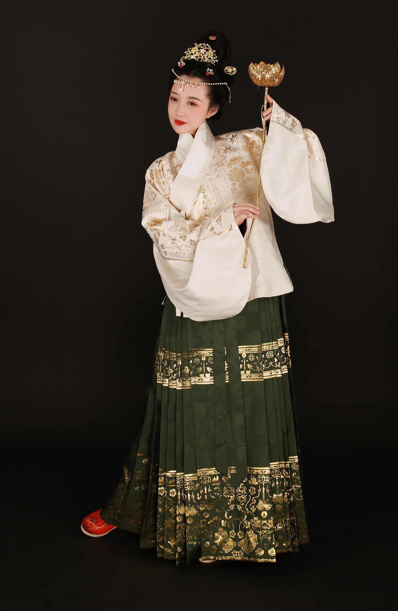 金猪报喜明制汉服女原创创齐腰裙马面裙织金中国汉服