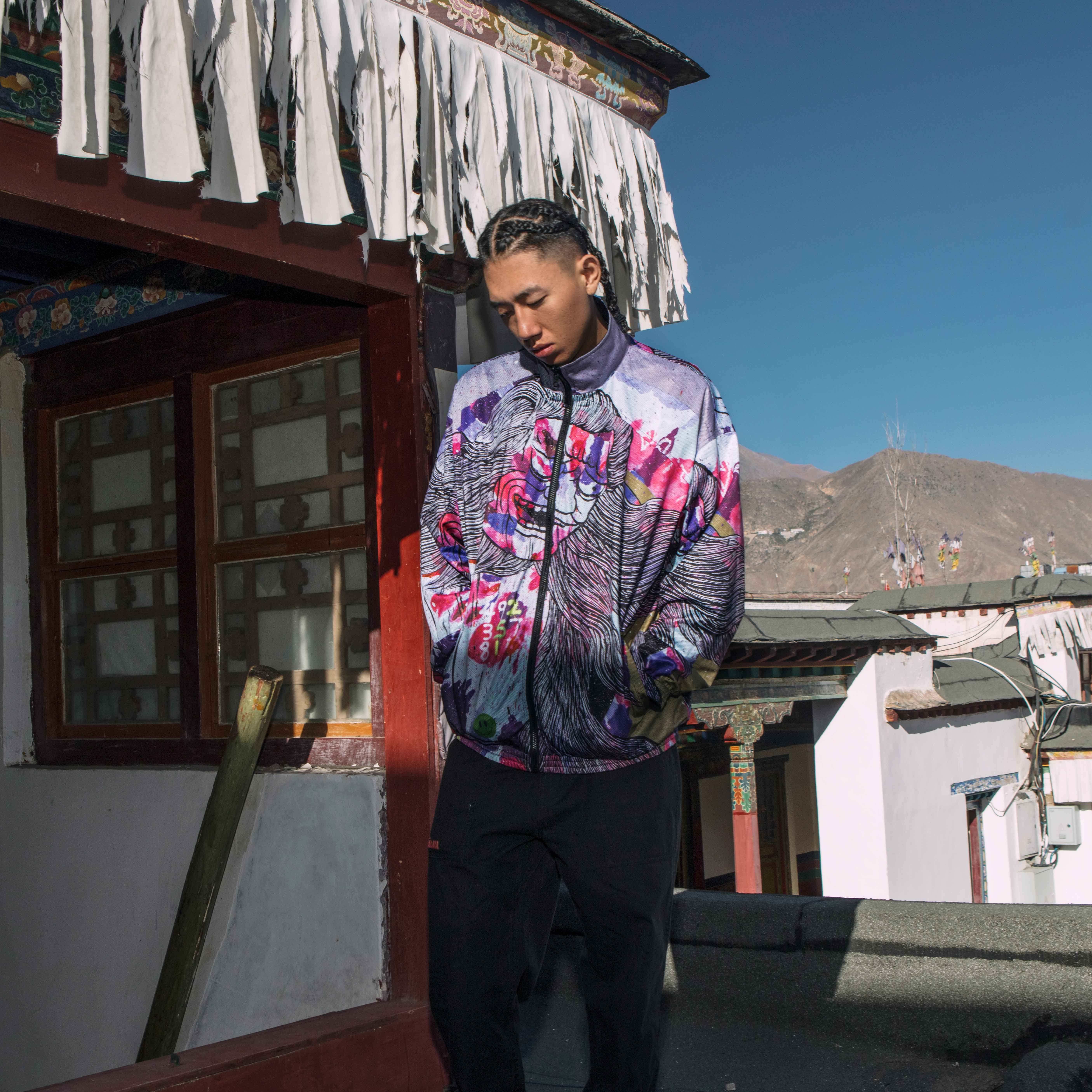 圣山服饰 原创艺术家fansack合作款涂鸦风格运动两穿双面夹克外套