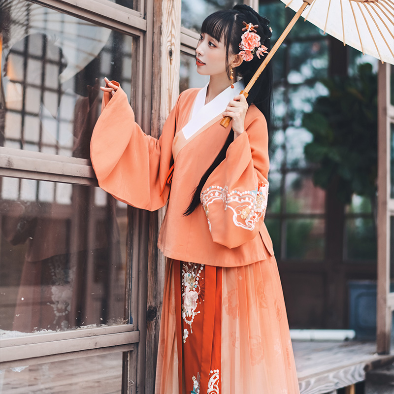十三余小豆蔻儿悠悠刺绣交领短衫百迭裙刺绣汉服女秋冬款