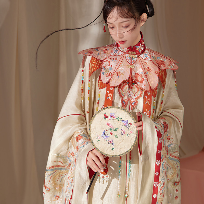 七月夕莞尔国风大典走秀款明制订婚汉服长衫重工蝴蝶云肩马面