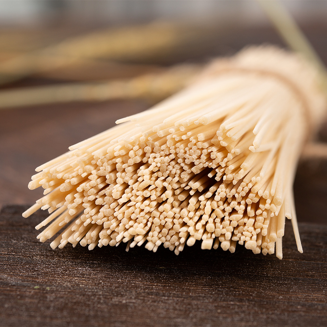 舌尖上的中国农家手工空心挂面坠面拉面龙须面条