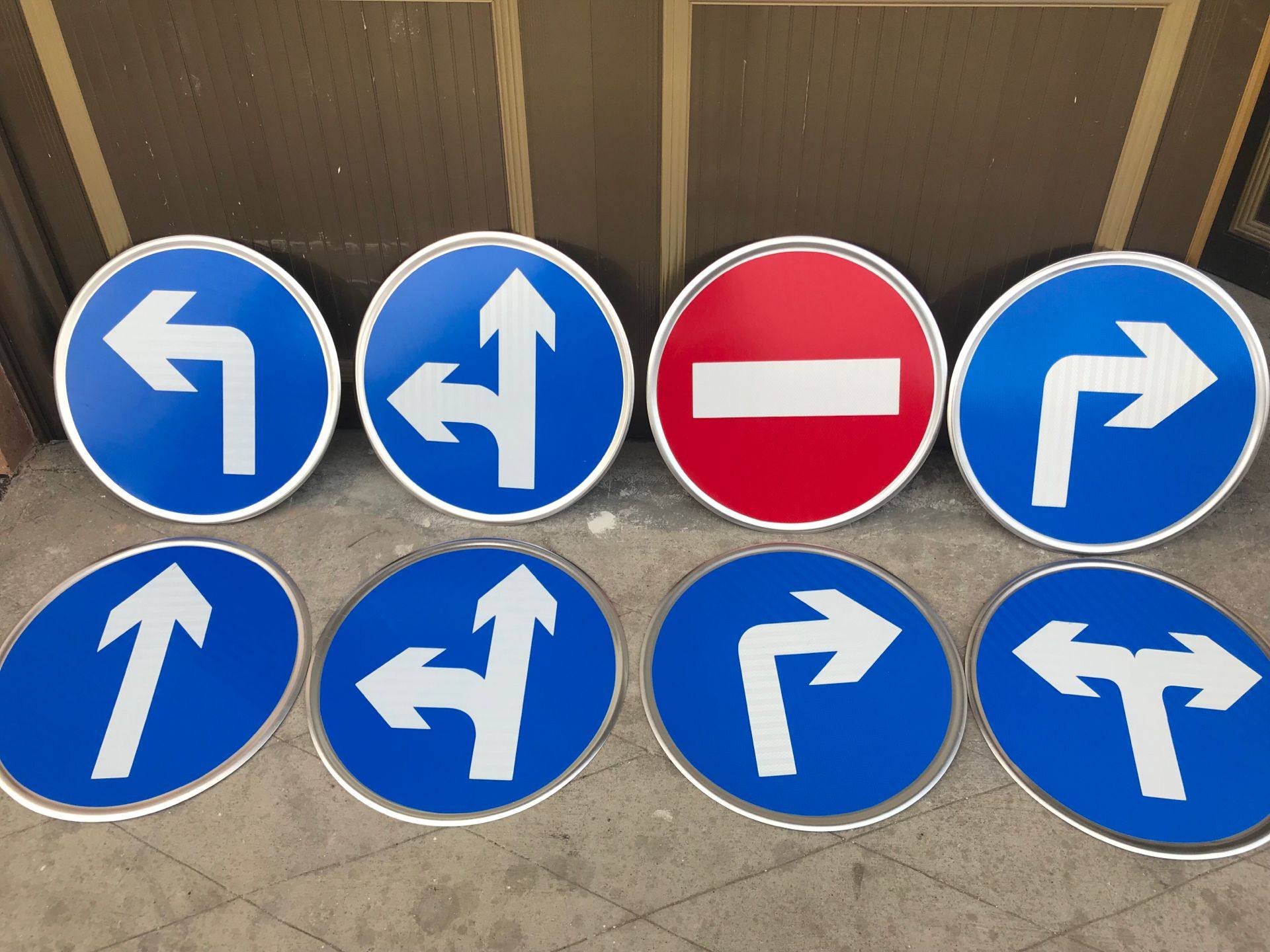 地下停车场车库出入口导向箭头指示牌反光标志引导安全标志