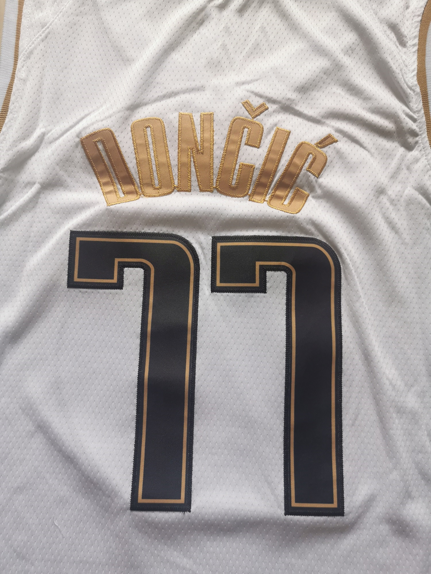 小牛77号东契奇白白色黄金复古刺绣球衣篮球篮球服