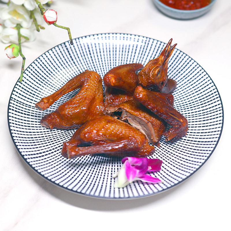 乳鸽广东特色红烧黄金脆皮五香香味茶楼酒店乳鸽
