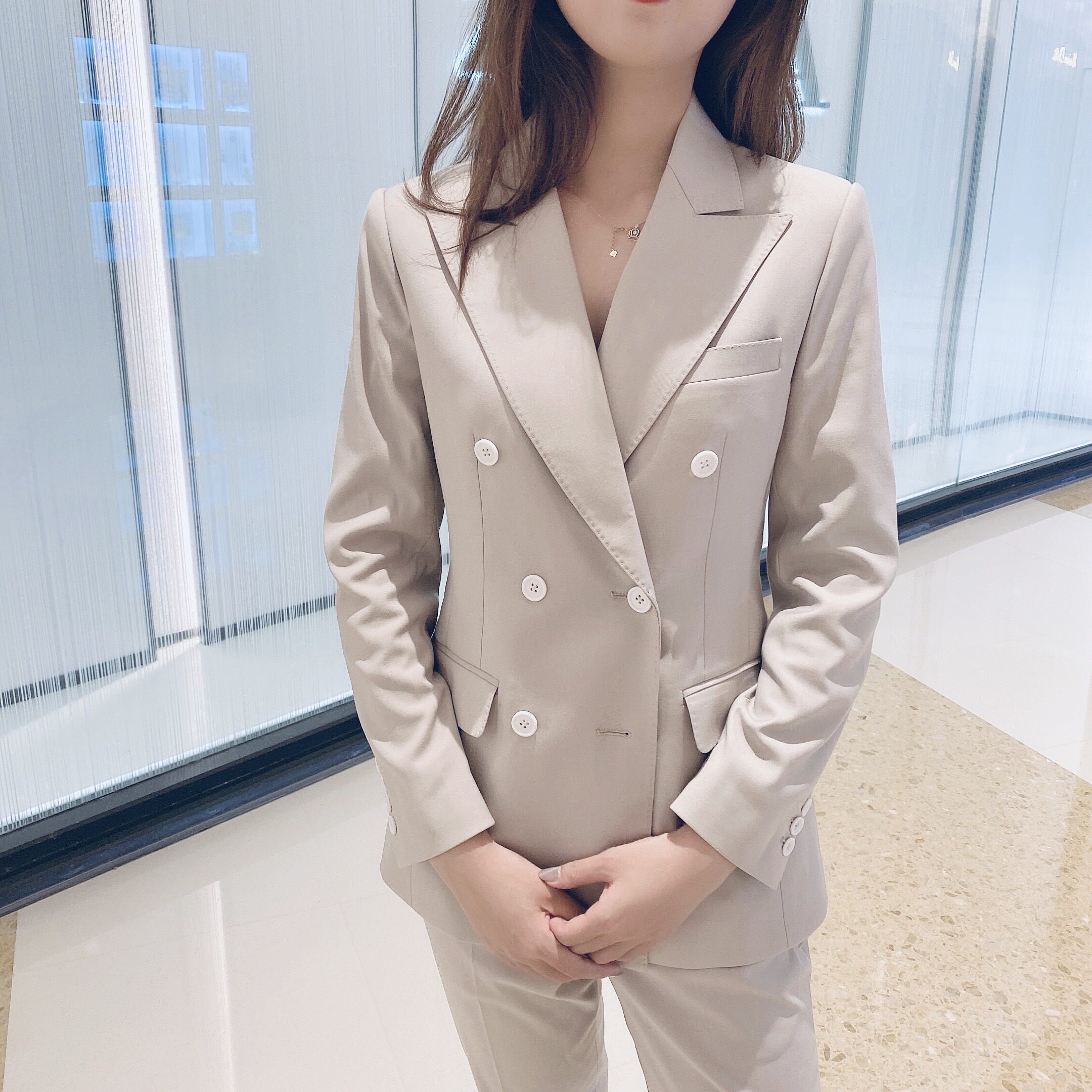 2021新款米色女士洋气西服西装外套女夏薄款西装