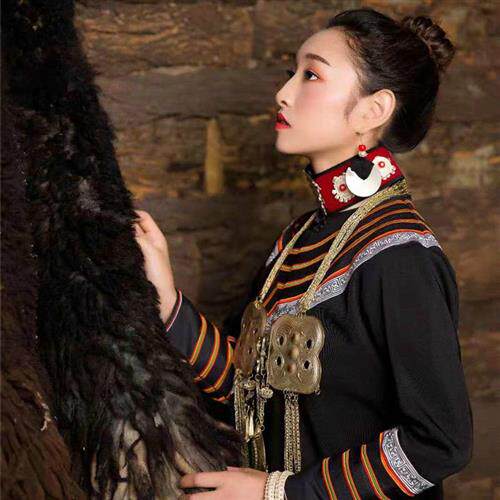 彝族棕色美姑传统服饰风格民族凉山女装特色民族服装