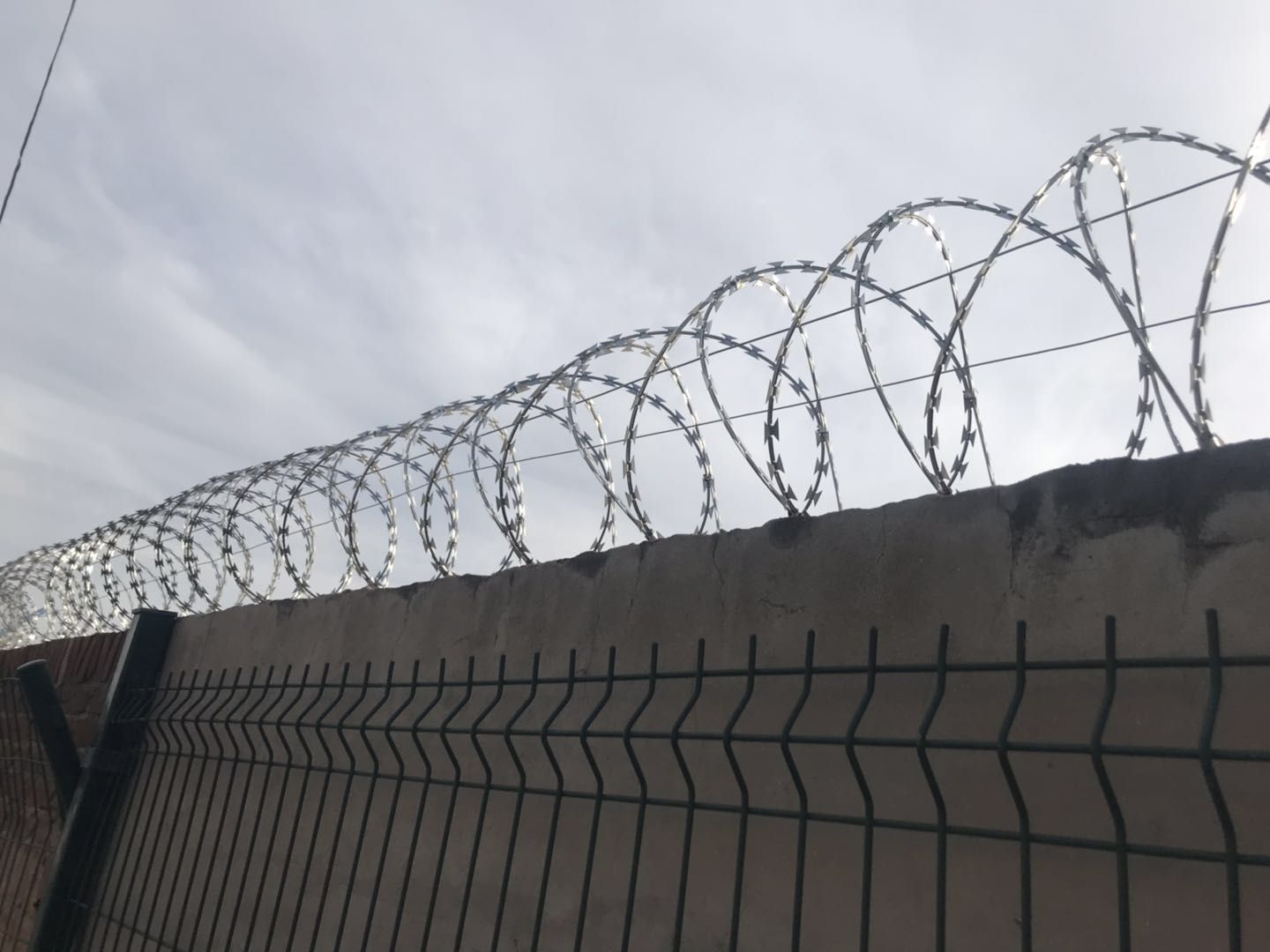 刀片刺绳围墙刺网围栏刺丝滚笼镀锌防爬铁丝网护栏