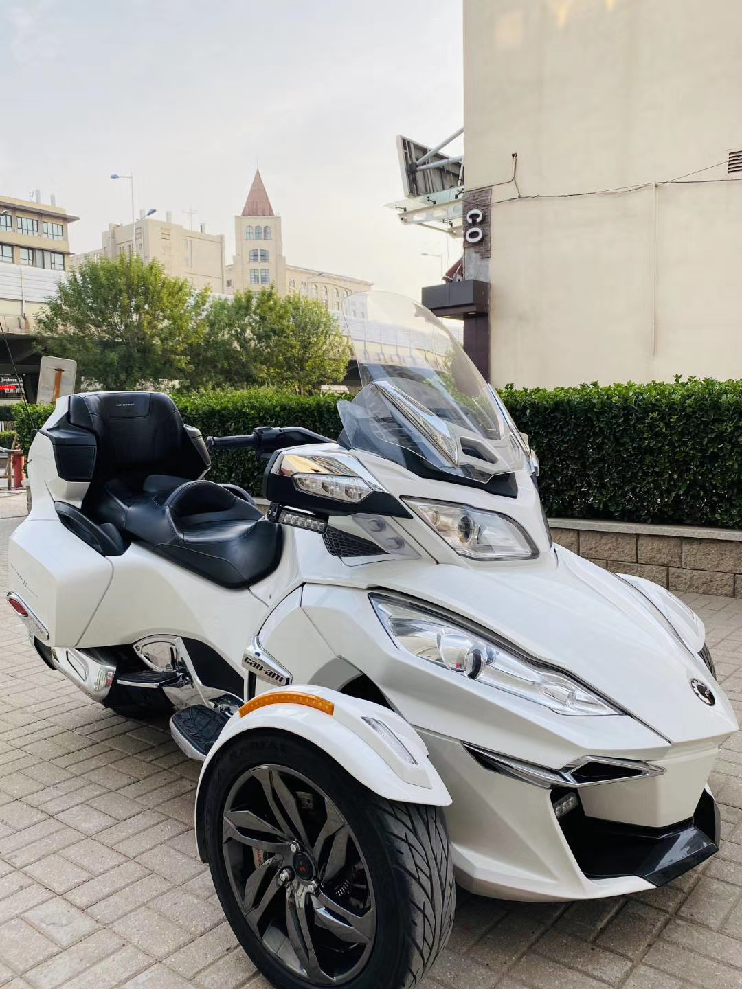 进口本田金翼正三轮gl1800长途旅行车庞巴迪倒三轮马杰斯特摩托车