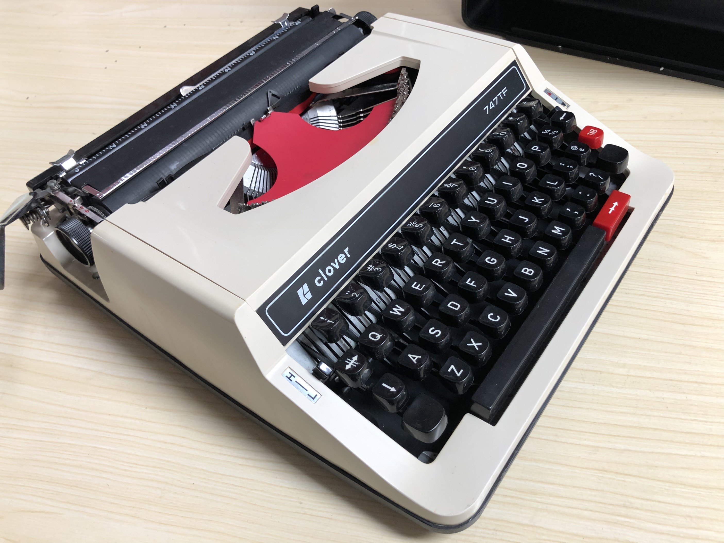 老式80年代打字机复古clover747tf象牙牙色英文机械打字机