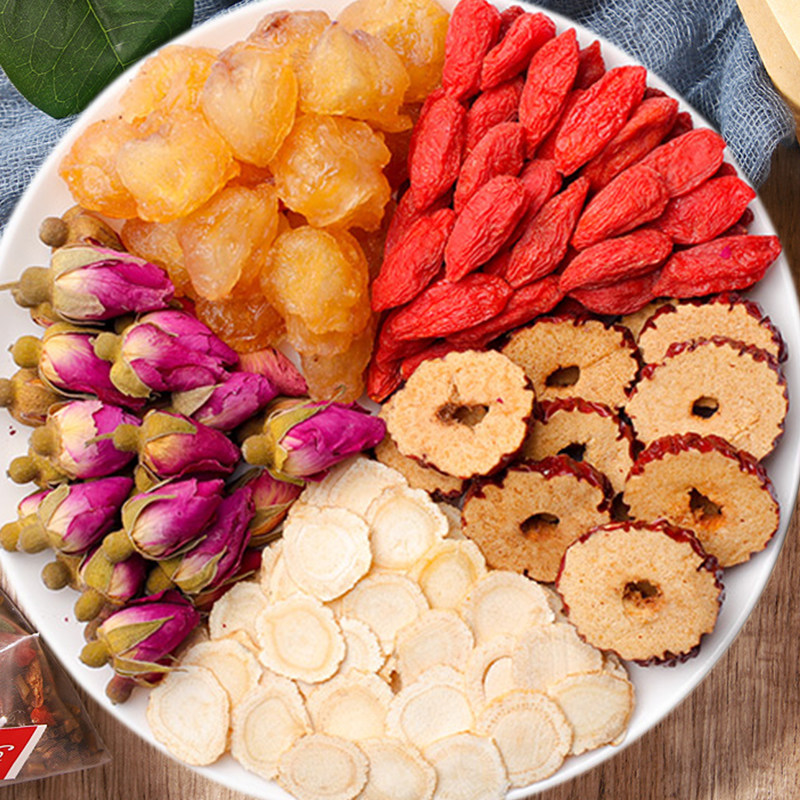 白酒装入酒坛内,将装有人参,枸杞的布袋放入酒中,加盖密封浸泡10-15天