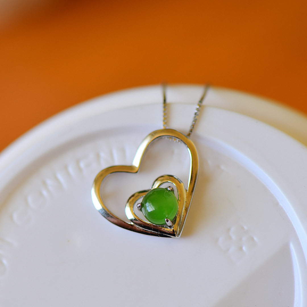 s925吊坠女款玉坠项链心形爱心镂空圆蛋碧玉项坠