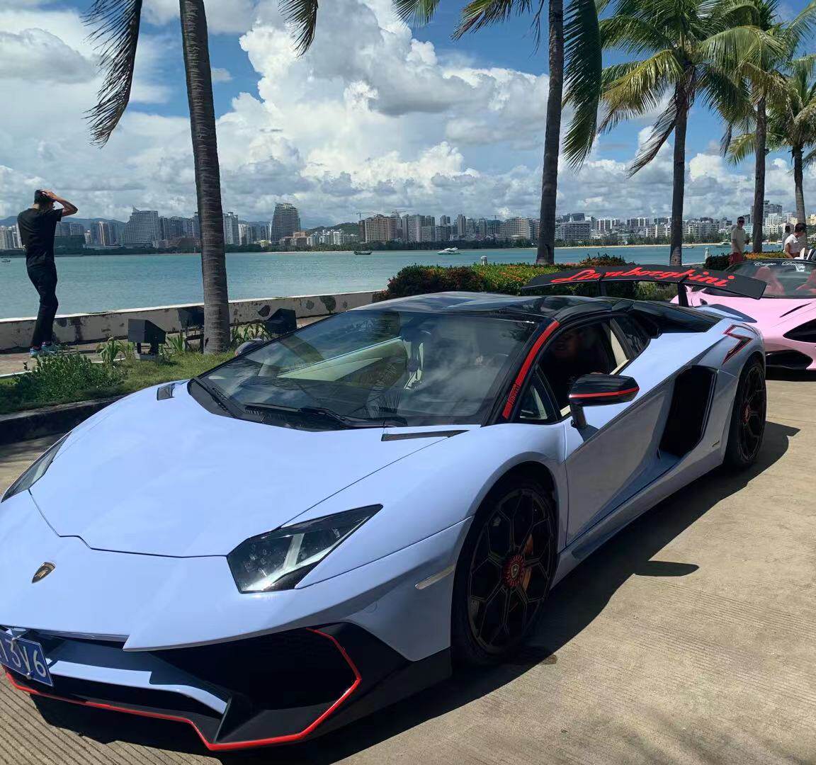 海南三亚自驾旅游租车敞篷跑车法拉利兰博基尼凯伦租车