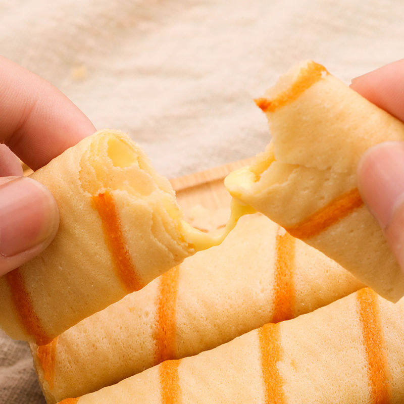 咸蛋蛋黄夹心蛋卷219g袋装咔啰卡曼菠萝榴莲膨化食品