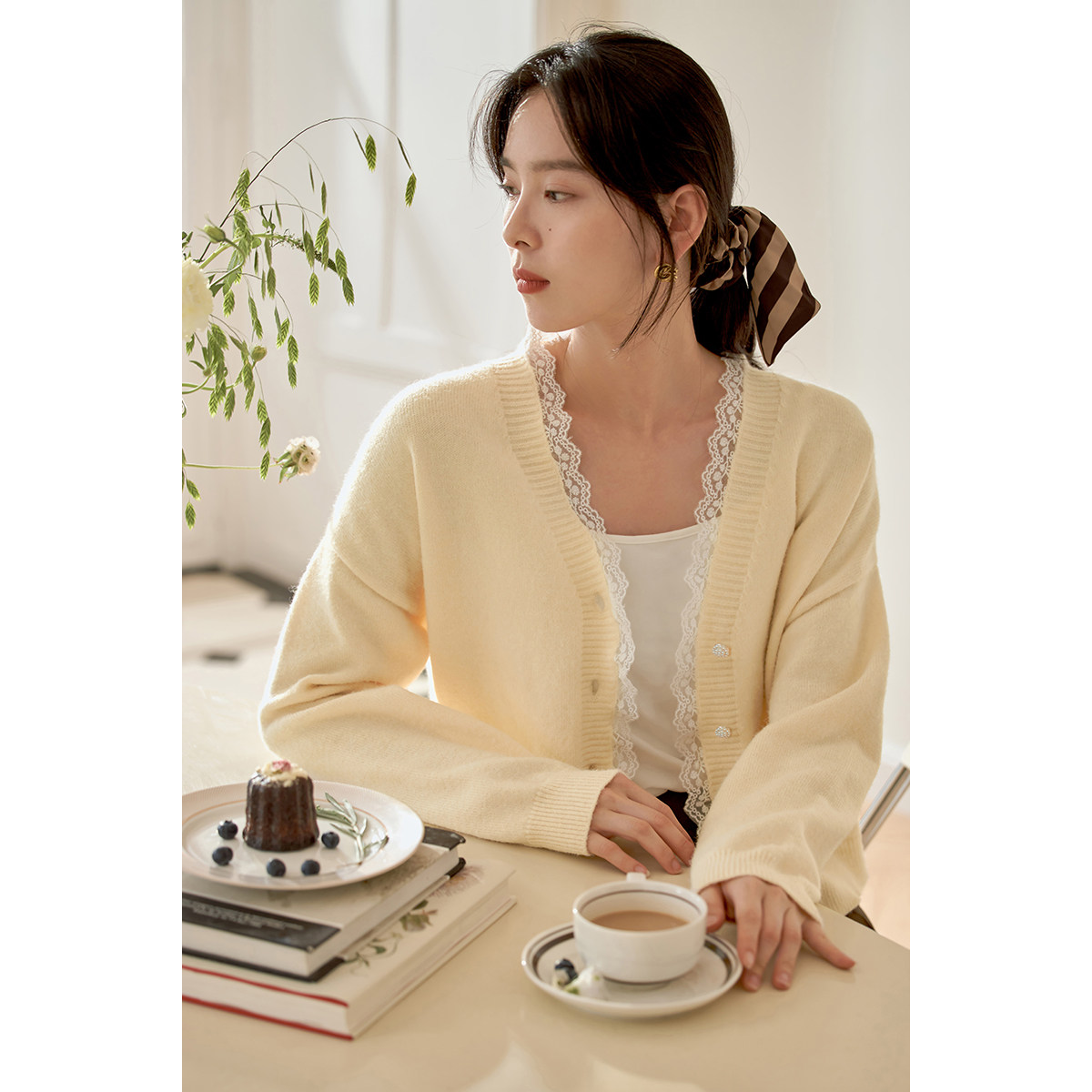 茵曼2022女装新款甜美蕾丝蕾丝花花边拼接落肩毛衣