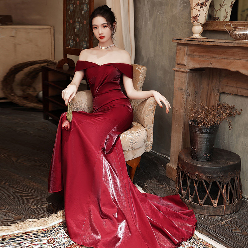 敬酒服新娘2021新款夏季酒红色结婚一字肩订婚拖尾晚礼服连衣裙女