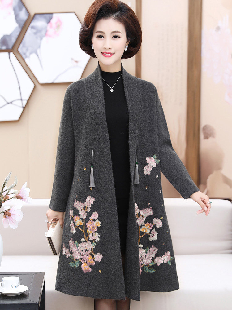 中国风妈妈装冬季羊毛刺绣花大衣中老年大码女装羊绒开衫加厚外套
