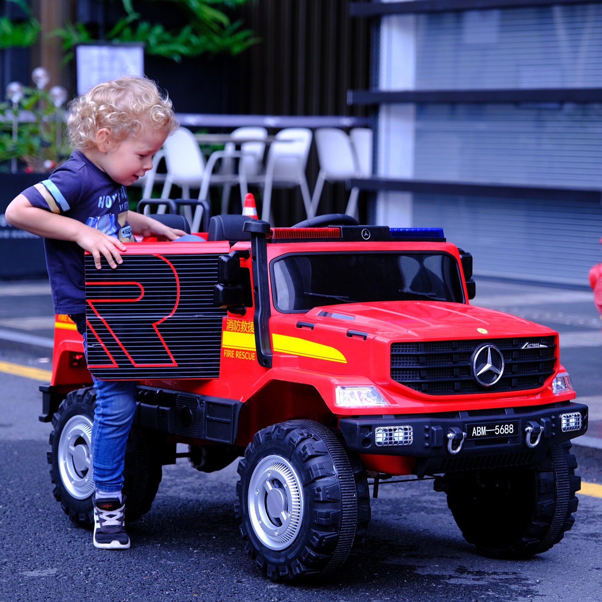 消防警车可坐人爱贝美儿童电动汽车越野遥控摇摆四轮儿童电动车