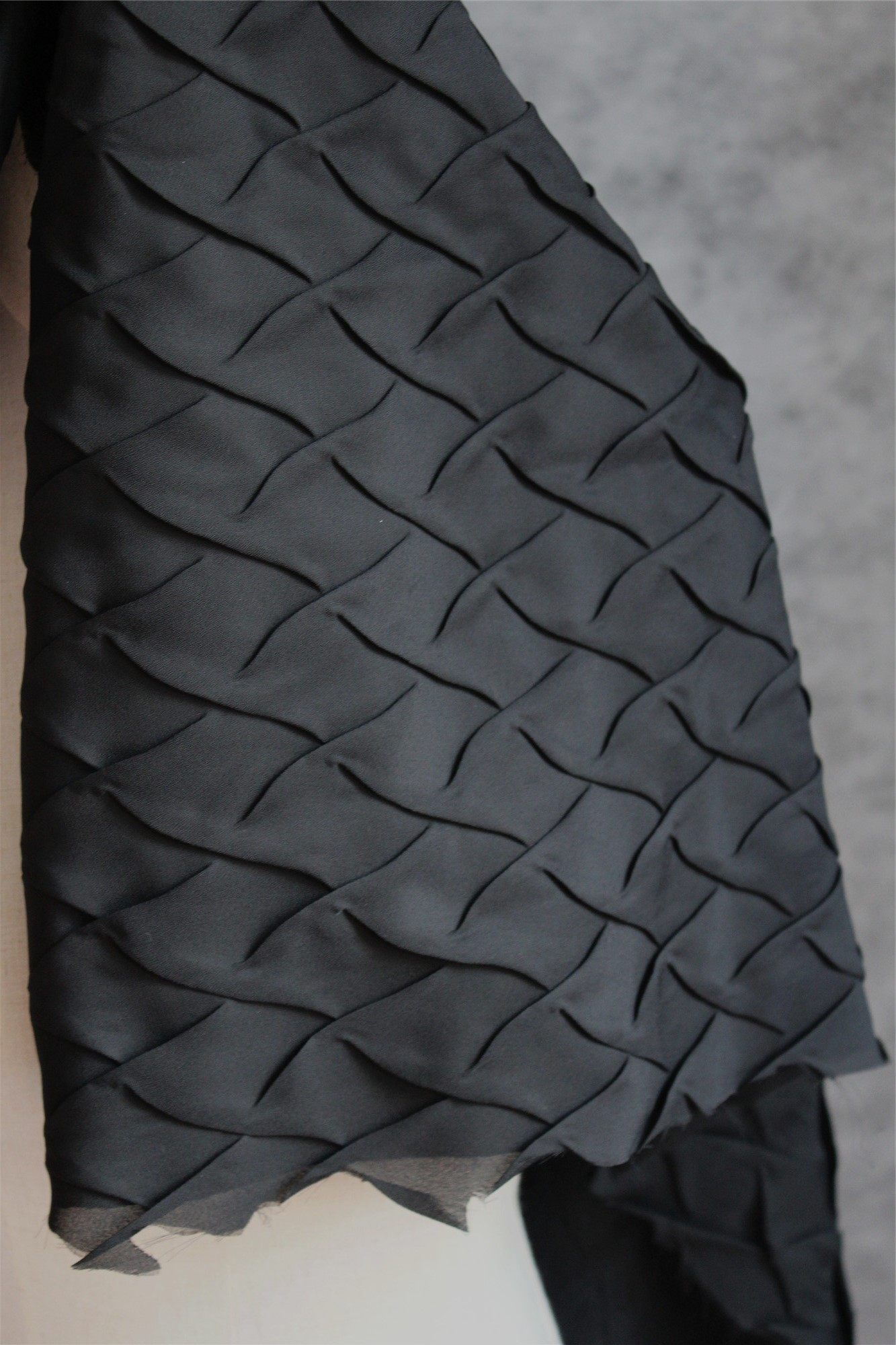 原创设计师面料 龙鳞纹理手工雪纺压褶肌理服装几何编织布料改造